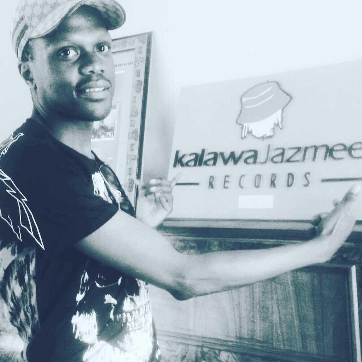 umbambushe's tweet photo. Tsotso & @onemillioncreme at @KalawaJazmeeStudios touching base with Kalawa Music legends @BruceSibitlo, @MandlaSpikiri @ClapUhuru. The legends are working magic to mark the #kalawajazzmee25thanniversary #BayInk officially dropping #Umdali by Tsotso&OneMillion in 5 days time! https://t.co/dx0yWfa21E