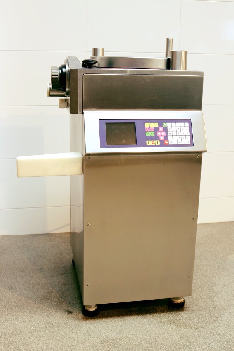 vanUhmbv's tweet photo. De #Frey K2-30 is een volledig elektronisch gestuurde vul- en portioneer- en afdraaiautomaat, te gebruiken voor alle worst- en darmsoorten.

Kijk voor meer informatie op onze website: 
https://t.co/f2IUASBPnm

#portioneermachine #stopbus #vleesverwerking https://t.co/LqGQaeCVBq