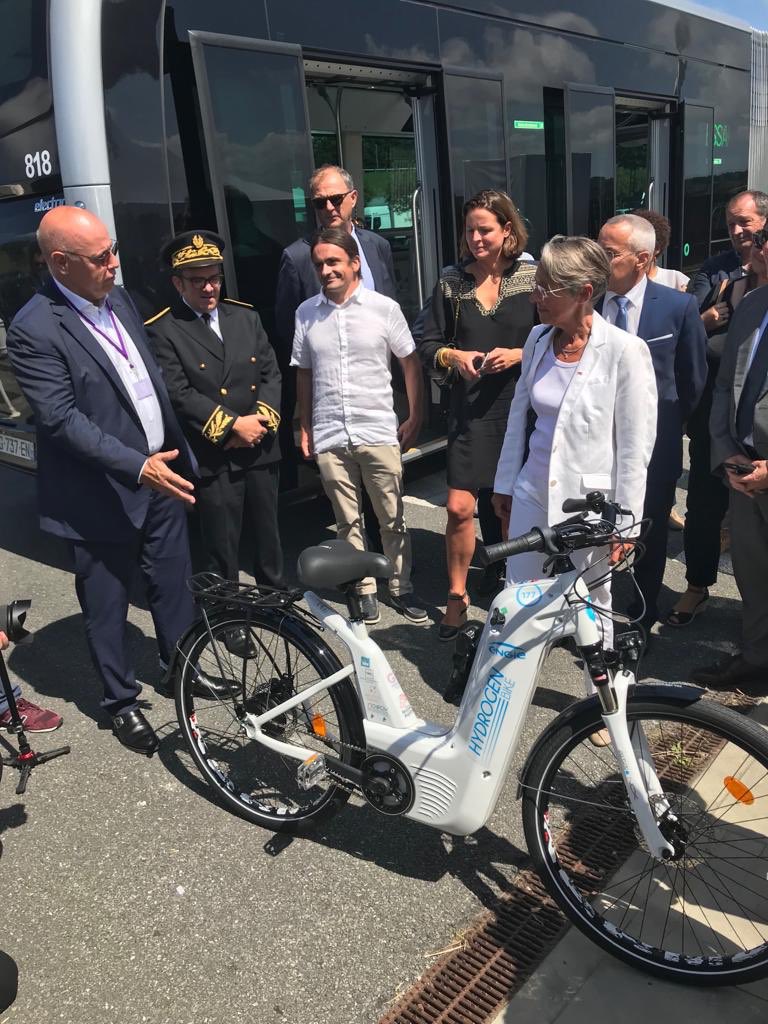 JPierre_Moneger's tweet photo. Rencontre avec @Elisabeth_Borne Ministre de la Transition écologique et solidaire autour des vélos #hydrogène qui seront présentés dès demain au #G7Biarritz. Bravo aux équipes d’@ENGIE_CofelyFR pour ce beau projet 👏🏻 https://t.co/oyIPXintW4
