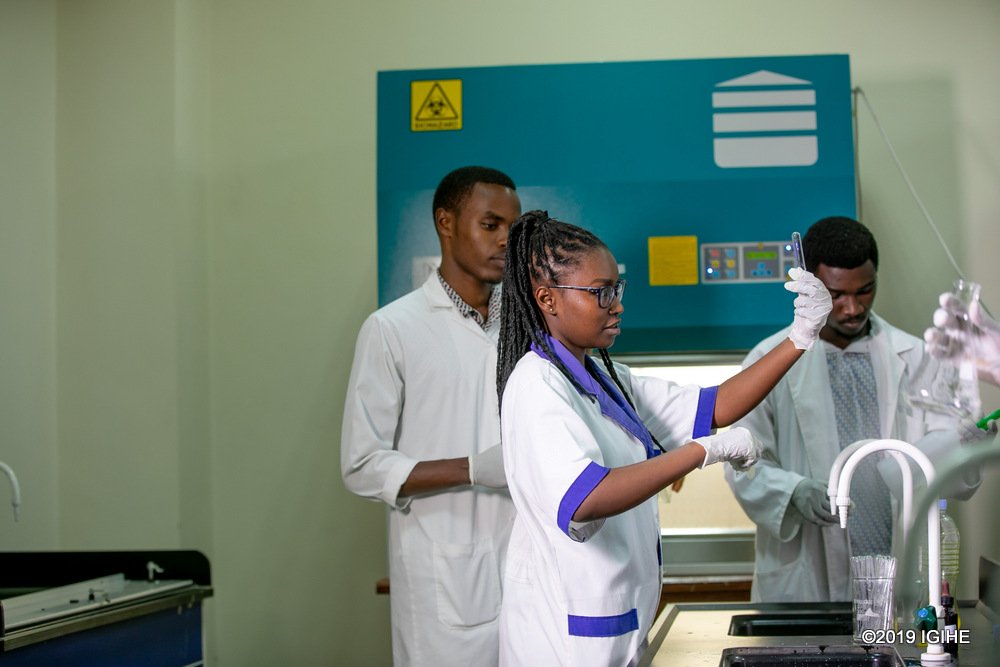 Koleji y’Ubumenyi n’Ikoranabuhanga (CST) ni imwe muri Koleji esheshatu zigize <a href="/Uni_Rwanda/">University of Rwanda</a> , ikaba itanga ubumenyi butandukanye mu bijyanye n’ikoranabuhanga na siyansi.

Ibyiza byo kuminuriza muri Koleji y’intiti mu bumenyi n’ikoranabuhanga muri UR →bit.ly/2TVxiCc