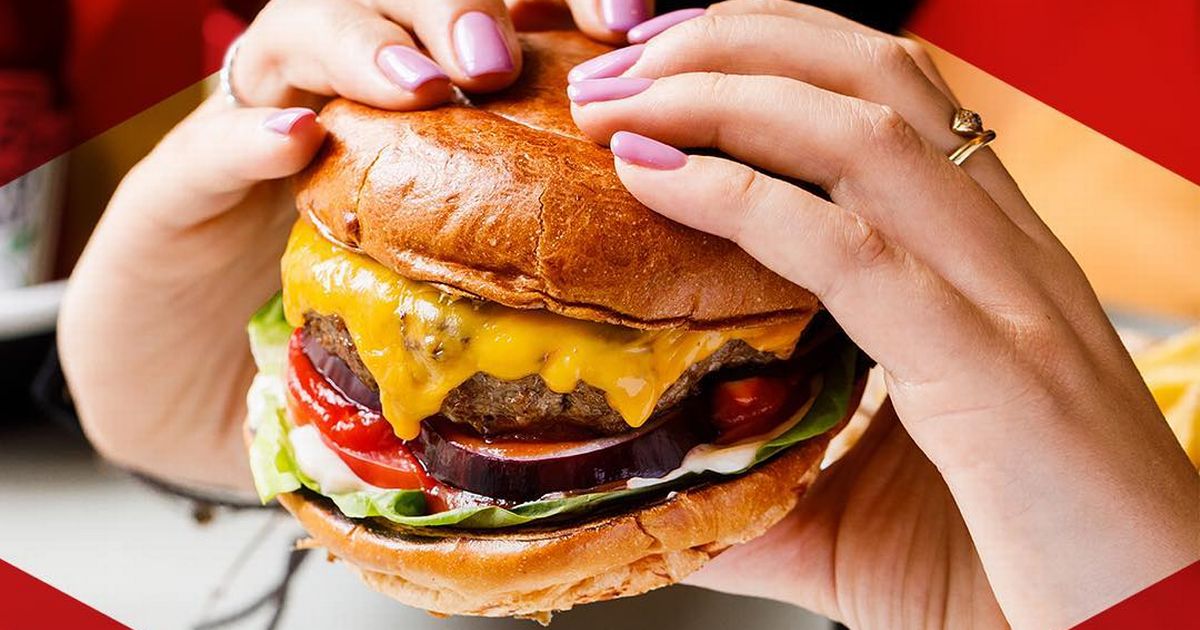 Today is #NationalBurgerDay and what better way to do it than with #free #food? Popular burger restaurants up and down the country have unveiled some very impressive deals and discounts for the big day. Click the following link to find out where! 
bit.ly/2MzZwkL