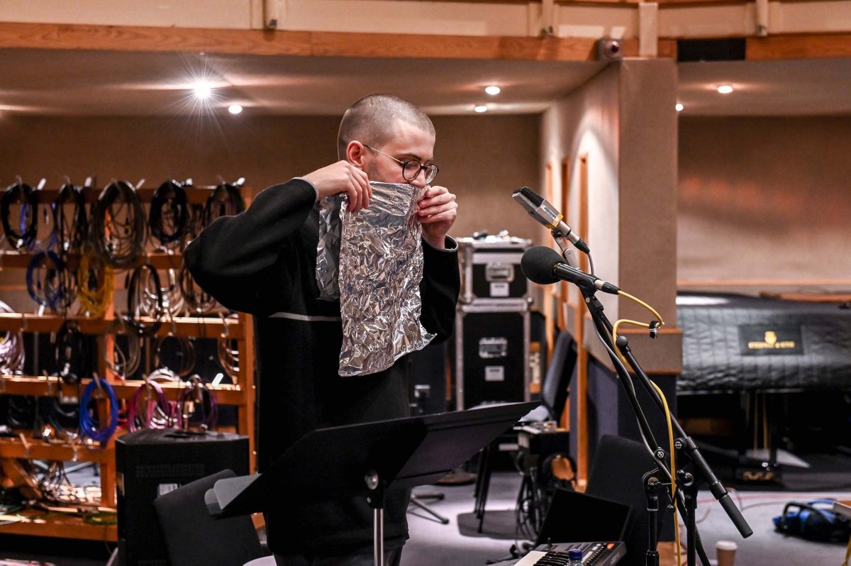 BBCRadio3's tweet photo. Adam Bohman, Oliver Coates and Laurie Tompkins (@slipimprint) joined forces for a #LateJunction collaboration session ft everyday items 💥
Expect everything from cello and synth to lampshades, combs and takeaway menus... 📜
https://t.co/nl8n8f40r0 https://t.co/r9rvp2GRj5