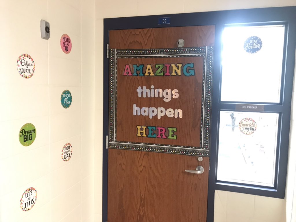 heatherfalkner's tweet photo. The outside and inside of my classroom door... #positivevibes #positivity #positiveoutlook #starttheyearoffright #amazingthingshappenhere #bethereasonsomeonesmilestoday #teacherlife #teachersfollowteachers https://t.co/KBnLXlAHZT