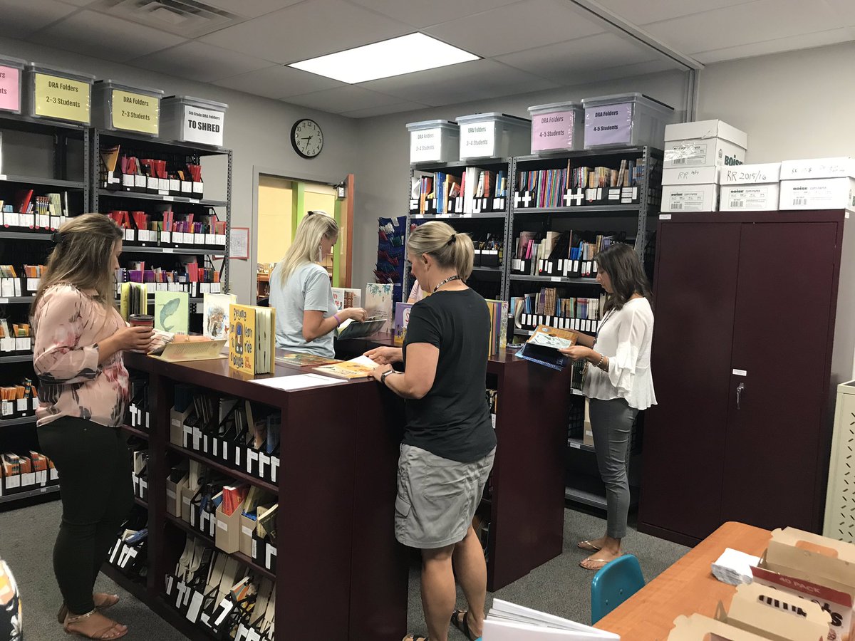 sbatchelder10's tweet photo. Great way to start the morning by enjoying new books and Timbits in the Pinney LRR! Special thanks to Pinney PTO for these wonderful titles. 📚📚 https://t.co/3cmr45ooJd