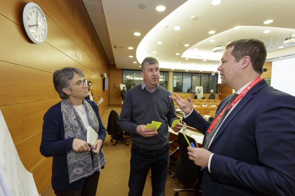 iesebschool's tweet photo. At IESE, we're proud to lean on a mosaic of teaching methodologies, from the #casemethod to simulations to online learning, tailored to our students' changing needs. Read more about our methods, and how they've evolved. #aWaytoLearn https://t.co/gcziueV2Kz https://t.co/AN9XI6hHq6