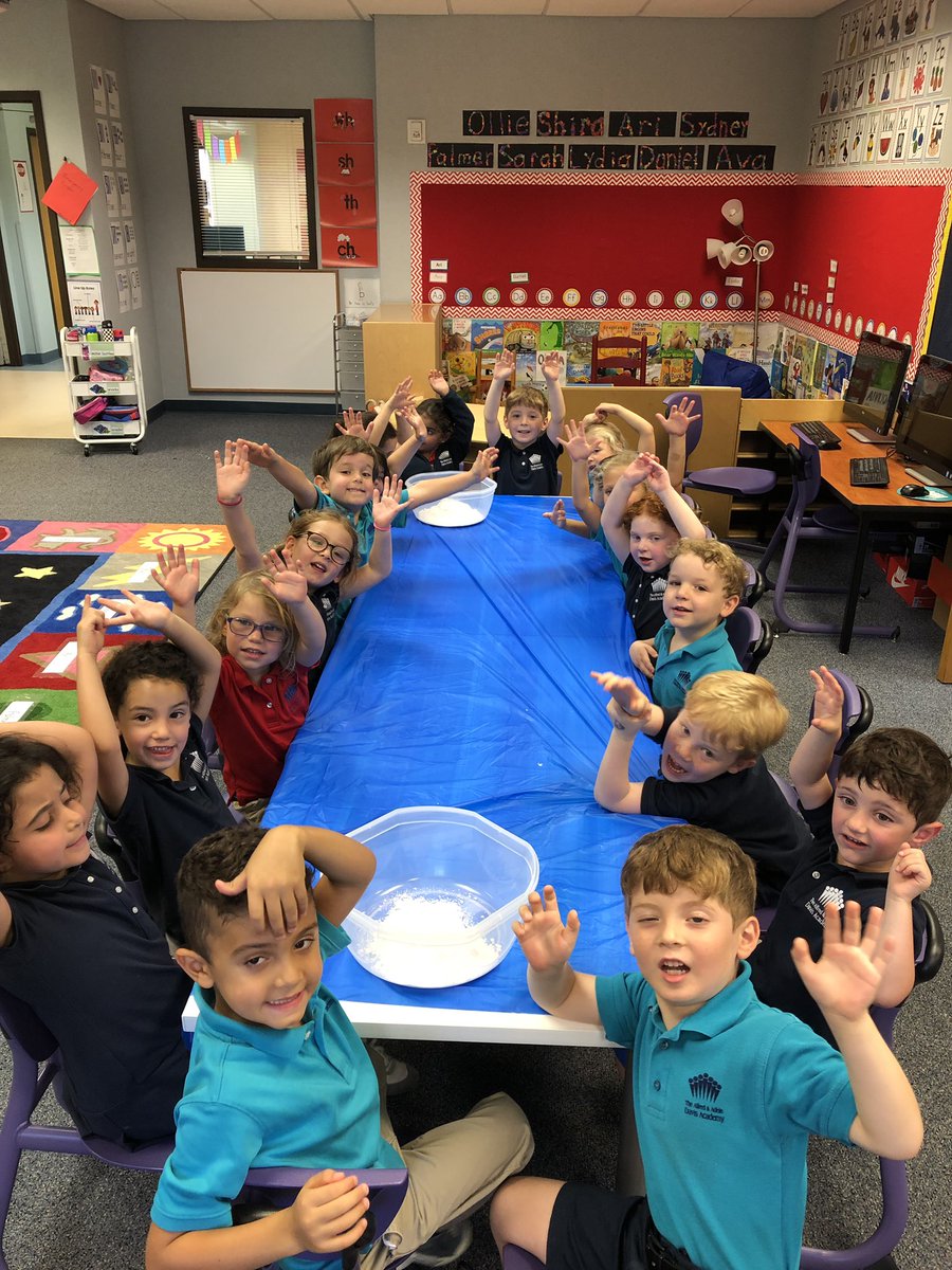 drifdavis's tweet image. Measuring ingredients for our sugar cookies in math! #munchiemath #davisme