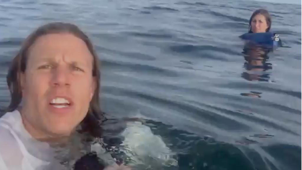 Wild video: Pilot films his own plane crash into ocean, helicopter rescue https://t.co/Yfz35CZu7q https://t.co/jvizRBkaVH
