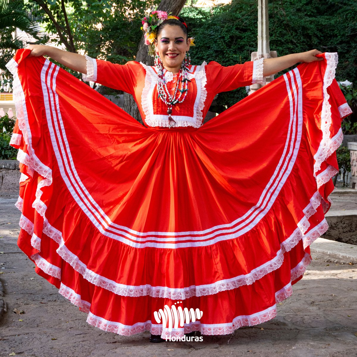 Eh borde Tentáculo Marca País Honduras on Twitter: "Traje Indígena de La Esperanza Intibucá,  el traje más representativo de las danzas hondureñas y el primer traje  recopilado en la historia de nuestro país, documentado por