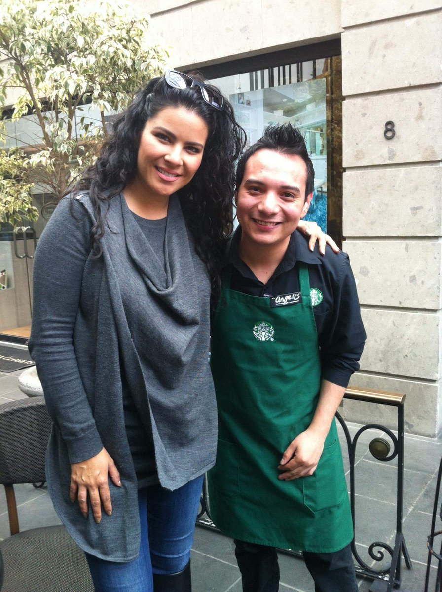 AngelCastrofi's tweet photo. #tbt
Con una de mis estrellas pop favoritas @litzyoficial
Cuando era mi cliente #starbucks
🎵
🎵
🎵
🎤
🎤
🎤
#singers #Singer #sing #music #musica #pasion #amor #Believe #Disciplina #evolucion #instafit #instagram #instamusic #instamoment #spotify #deazer #googleplay https://t.co/UW2l9lKTMn