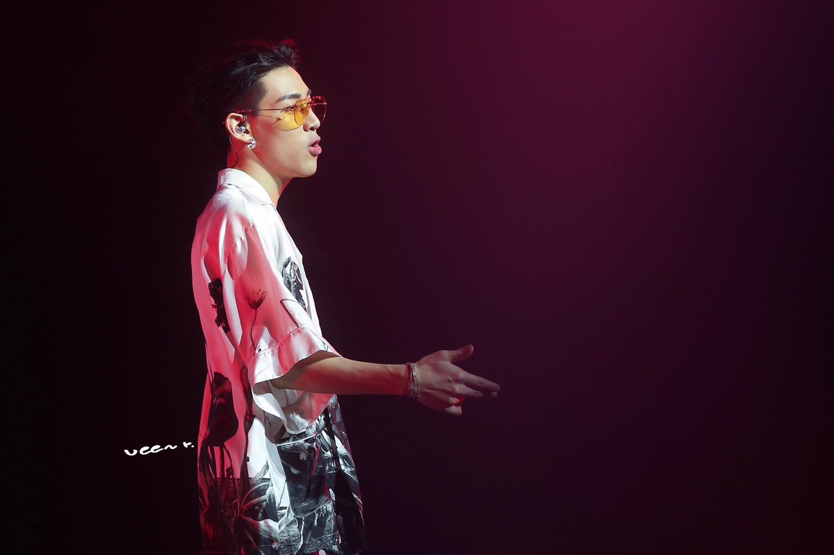 aveeporn's tweet photo. 190822 หล่อกระจายจ้า ชุดนี้ เฟี้ยวดีนะ ชอบ ^^

#BamBam #뱀뱀 
#GOT7 #갓세븐 
#GOT7inSydney https://t.co/umIDZIJChz