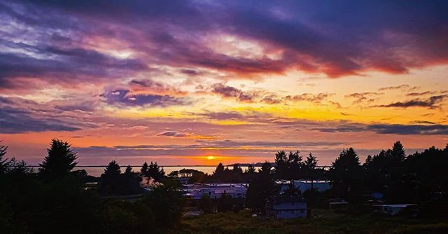 gardnersnake33's tweet photo. Not a bad Oregon sunset last night over Tillamook Bay! #oregoncoast #tillamook #tillamookbay #pacificnorthwest  #Oregon @sierrakurth @carlakleinboots https://t.co/4zHdo6dJuO https://t.co/1XR5Wt7NUv