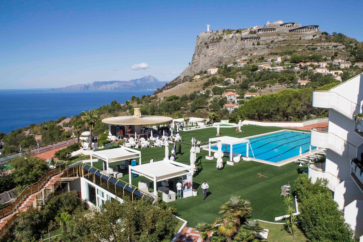 💸 Abbiamo lanciato un contest per i nostri Alumni. In palio 5 ticket per <a href="/HeroesMaratea/">Heroes</a>.

✅ Confermata già la presenza di Liguori &amp; Comandini (Docenti) e Nicola, Veronica, Alessandro, Aurora &amp; Giada (Studenti).

🥊 Lavoro, network, mare. Grazie a Michele per l'opportunità. :)