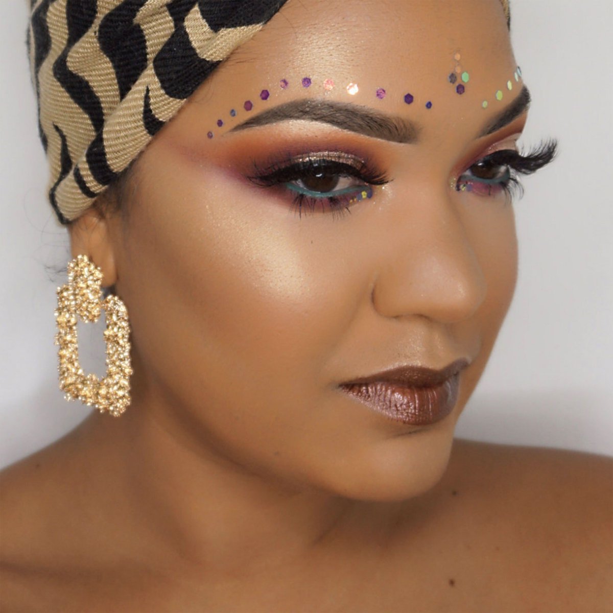 Influenster's tweet photo. Blinded by the... #MasterChrome 🤩. Check out your campaigns on the Influenster app to see if you qualified to earn $4 CashBack on MasterChrome at @ultabeauty! Thanks to Melany R. for this blinding look 😍Click the link for 4.0% CashBack at Ulta! https://t.co/KghfUYGaAE https://t.co/0WuPmwikrG