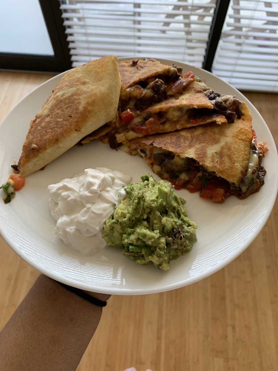 I was craving a quesadilla last night so I made one today... Vegan buffalo chik’n quesadilla made with daiya mozzarella & cheddar shreds, pico de gallo, refried black beans & morningstar chik’n strips cooked in buffalo sauce with tofutti sour cream and avocado