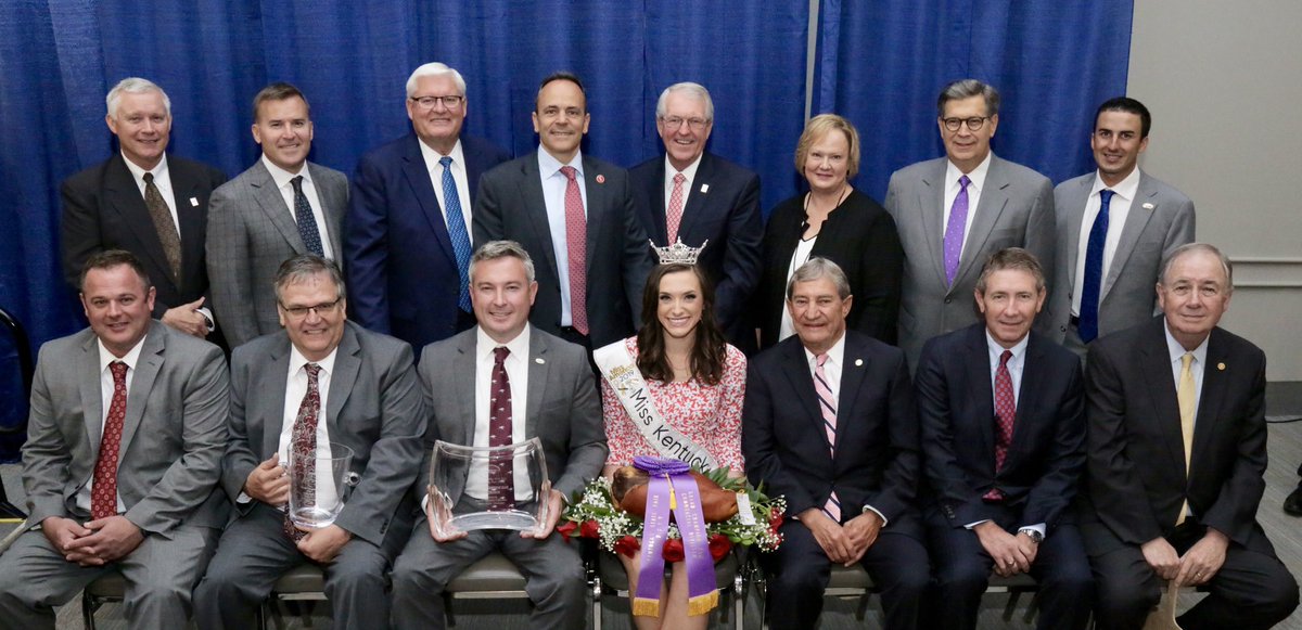 KYFB's tweet photo. This group looks like a million bucks! Congratulations to Central Bank for winning the Grand Champion Ham with a bid of $1,000,000! #HamBreakfast | #KFB100Years https://t.co/winGY5gFmg