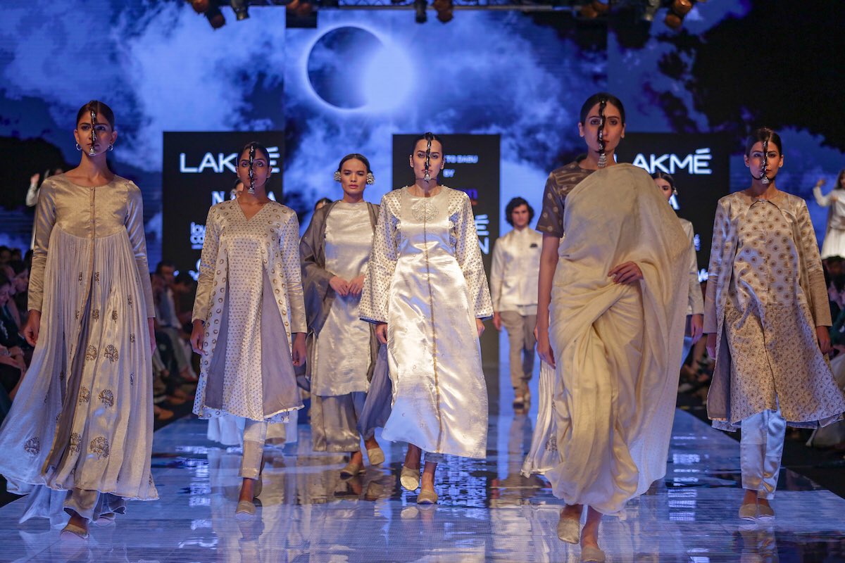 LakmeFashionWk's tweet photo. #LFWDay2: Stills from @aavaranudaipur debut LFW inspired by Danish artist Anne Vilsoll’s contemporary artwork series using contemporary prints and natural fabrics.
@ILoveLakme @NexaExperience
#MakeFashionGood #SustainableFashionDay #LakmeFashionWeek #5DaysOfFashion #FreeYourLips https://t.co/qOFl4jAq3e