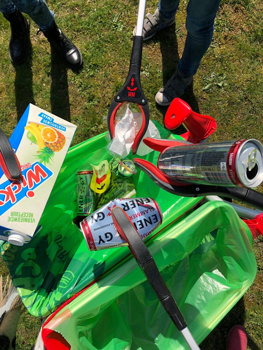 De basisscholen zijn nog geen week gestart en de eerste #gastlessen met een #opschoonactie zijn al gegeven!
Wil jullie #school dit schooljaar ook leerlingen bewustmaken over #zwerfafval en de gevolgen daarvan? Dan is het educatieprogramma 'Zwerfafval, Mooi niet' iets voor jullie