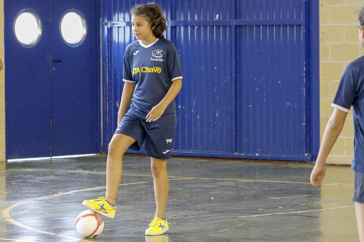 burelafs's tweet photo. ⚽️ Bajo la batuta de @davidriveira y Xela Bernardo las burelistas del infantil han comenzado la #pretemporada esta semana 👏🏽.

#Burela #Futsal #OrgulloLaranxa #ANosaCanteira #FutsalHeart🧡 https://t.co/jFTGjhf8LF