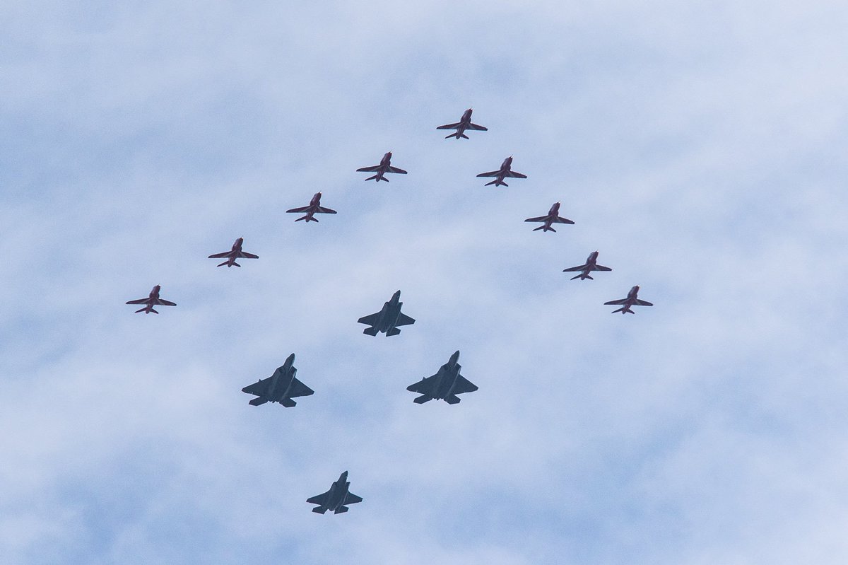 JakeN_10's tweet photo. The @AFThunderbirds were joined by the @rafredarrows, @F22DemoTeam and @thef35 for an amazing fly-over of New York City. #hudsonflight https://t.co/CCEsnhl6sx