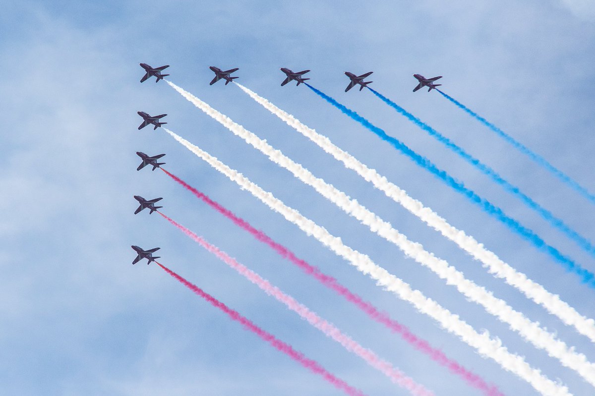 JakeN_10's tweet photo. The @AFThunderbirds were joined by the @rafredarrows, @F22DemoTeam and @thef35 for an amazing fly-over of New York City. #hudsonflight https://t.co/CCEsnhl6sx