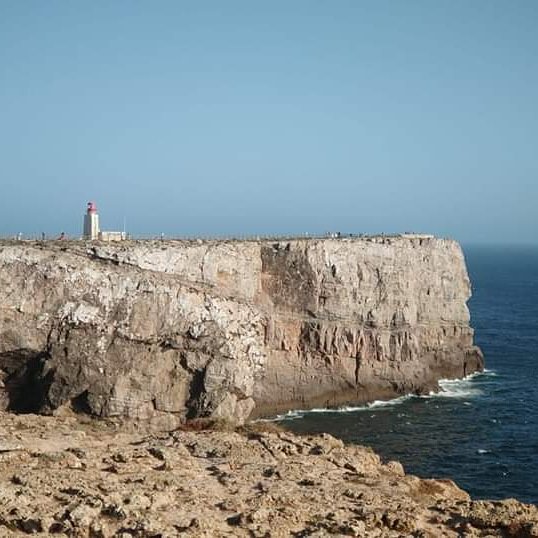 3ª fotografia concurs FM 2019 dels Deixebles. Al SO d'Europa, a la regió occidental de la península Ibèrica, inclou arxipèlags de l'oceà Atlàntic. Fou escola nàutica fundada per l'Infant Enric el Navegant al segle XV. (Pais i nom de la població per email: elsdeixebles@gmail.com)