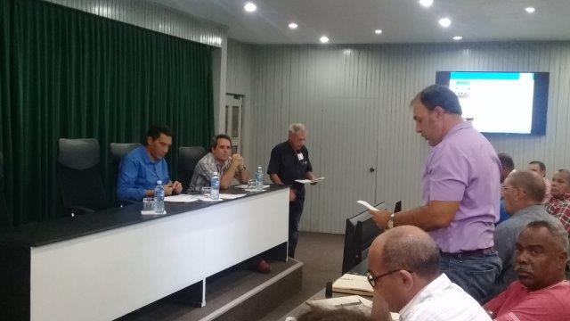 MitransCuba's tweet photo. Intercambian recientemente Ministro @MitransCuba , @EduardoR_Davila y otros directivos del sector, con los representantes de las cooperativas no agropecuarias (CNA) del sector del transporte.
#TransporteCuba @MarcosA_BT @CamargoBorroto https://t.co/fWVD1CNThA
