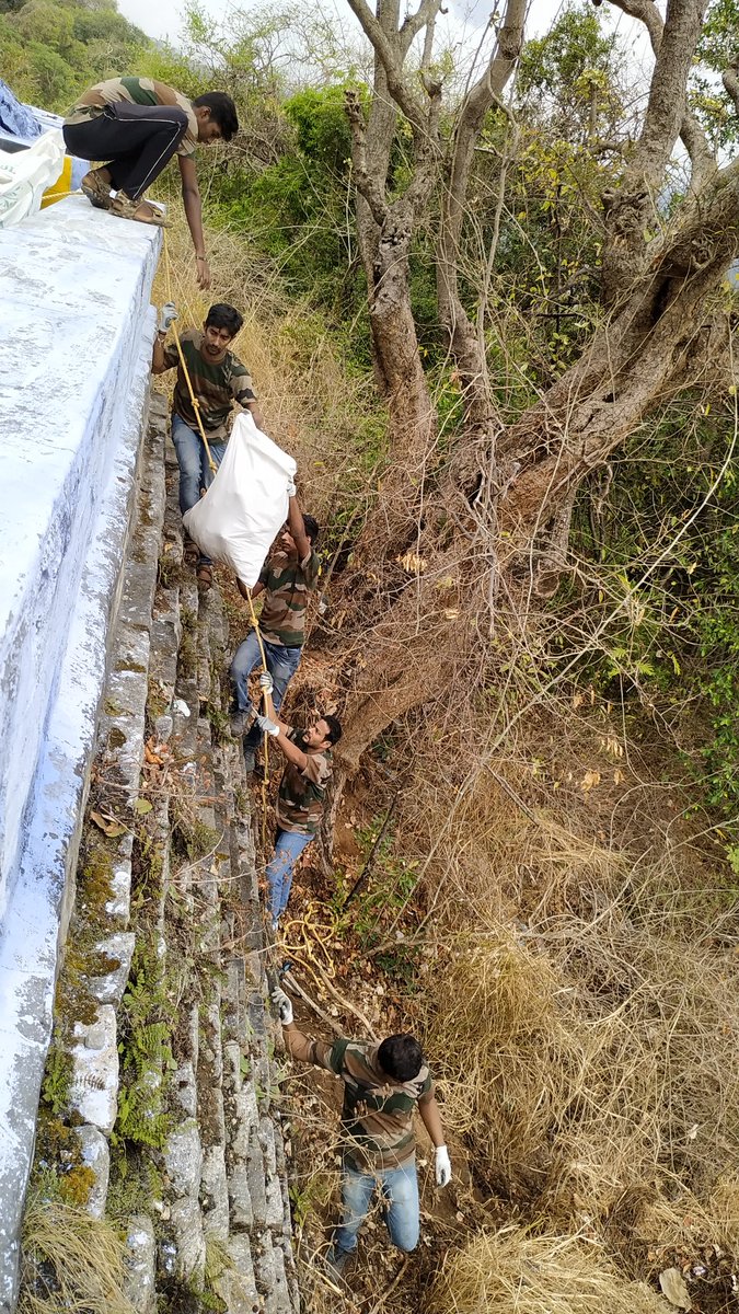 Zer0Target's tweet image. Clean Drive at valparai Forest Zone... Climbing &amp;amp; Hikeing,,,... 😎😎

Its very easy to throw but very difficult to take it... Please avoid Plastics inside the Forest Zone🙏🙏🙏....

 #TargetZer0 #Plastic_Free_Forest_Zone