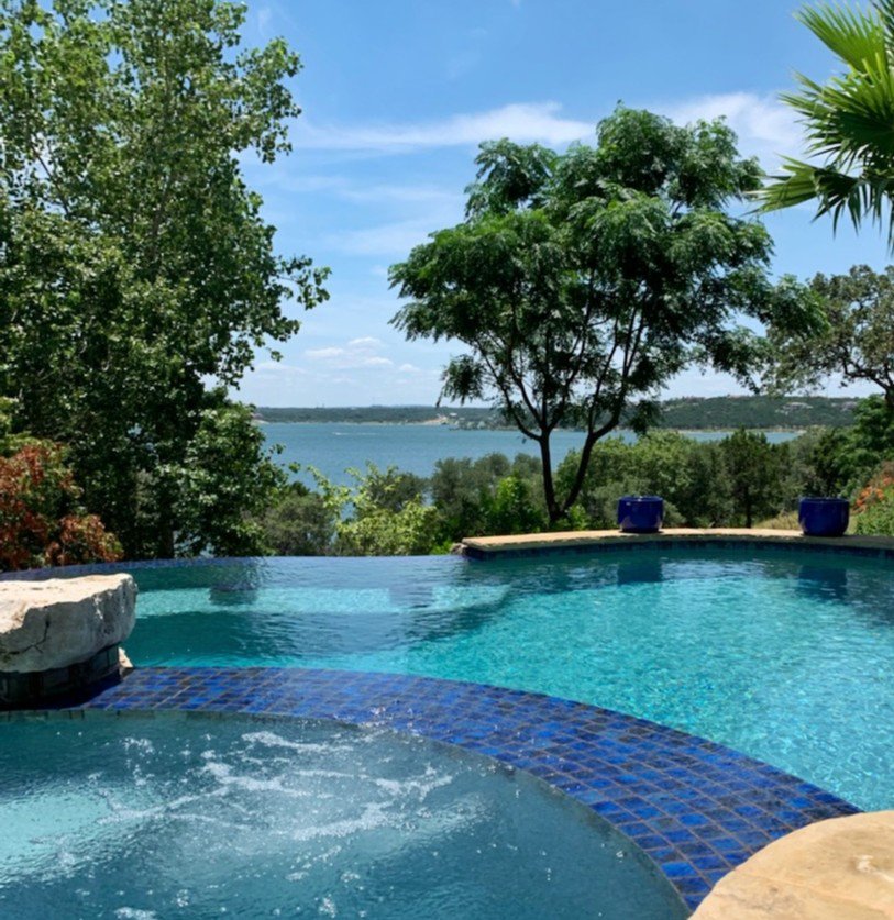 sunkissdpools's tweet image. Take full advantage of your view with an infinity edge pool. This beats any corner office today! 😍
#lakeview #infinityedge #summertime #sunkissdpools #austintexas #womeninconstruction #womeninbusiness #poolside #poolservice #exteriordesign #outdoorspace #pooldesign