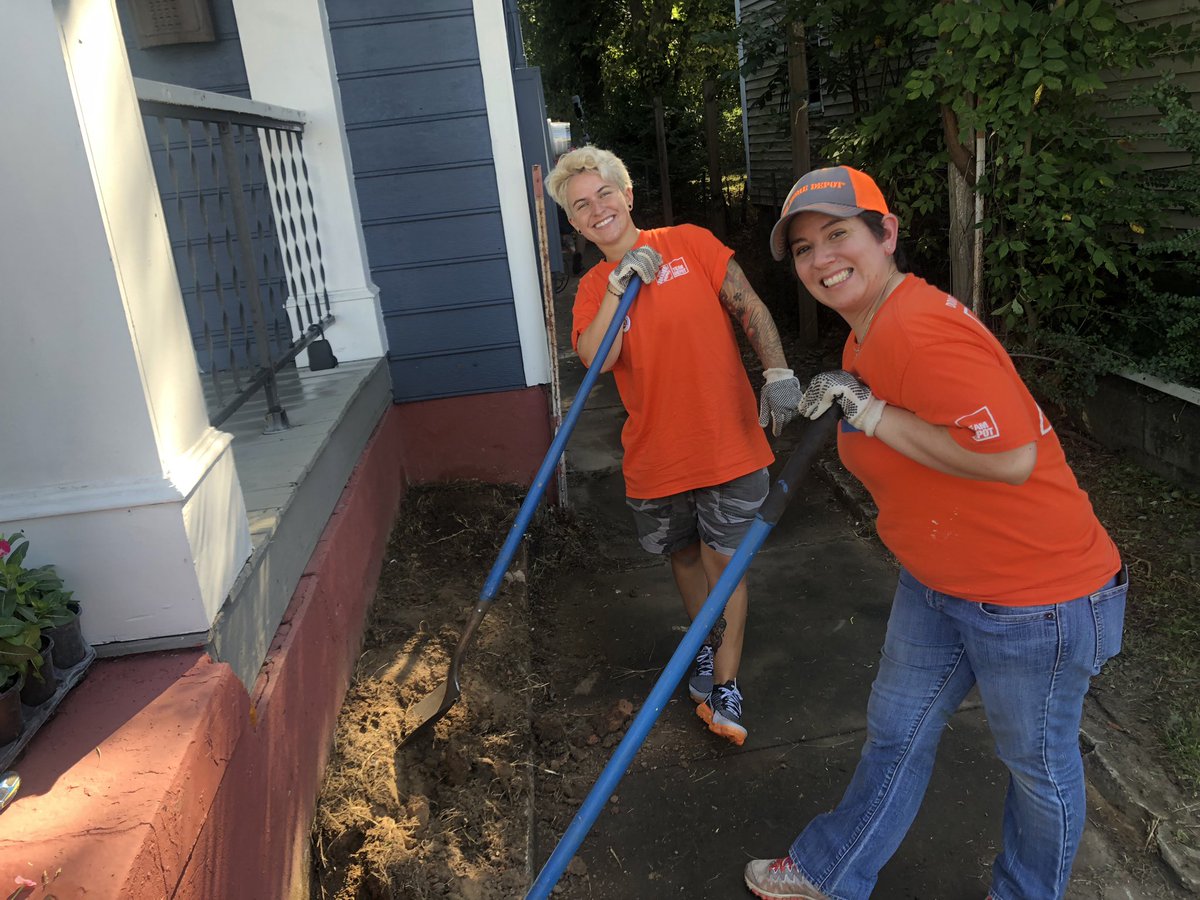 unitedwayatl's tweet photo. We’re proud to build unity in our Greater #ATL communities with @HomeDepot volunteers &amp; @rainbowhouseatl! Thank you for your service, #HomeDepot. 🏳️‍🌈✨ #BuildLove #UnitedWayATL #THDPride #LiveUnited https://t.co/FT38mQNYFj