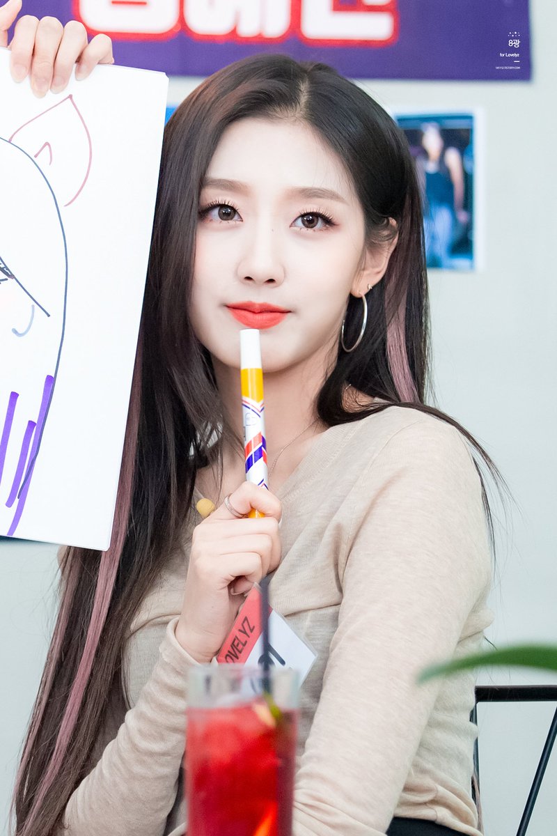 190821 아이돌 카페 #정예인 #예인 #Yein #러블리즈 #Lovelyz
<a href="/Official_LVLZ/">Lovelyz_Official</a> 

보정하다 심쿵사 당할뻔😇