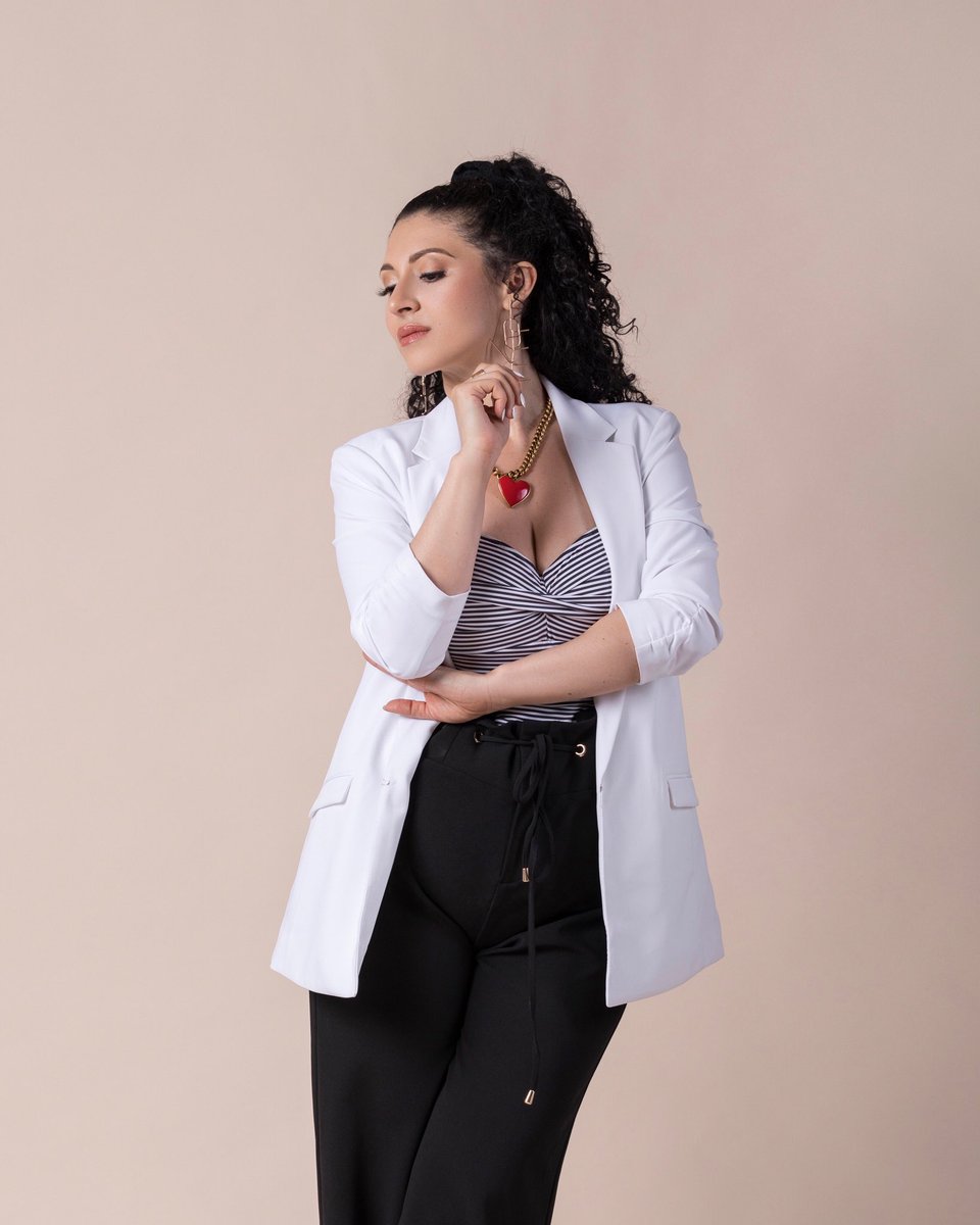 Grace_Portrait's tweet photo. @JoanMercury is a vibrant singer/song-writer, and we captured some beautiful portraits of her.
Read more: https://t.co/8qbFy909d3
#GracePortraitDesign #portraitphotography #NYCsinger #singersongwriter #Canon5dMarkIV #QueensMusician #FemaleMusician #WomanPhotographer https://t.co/eVKJk16Fob