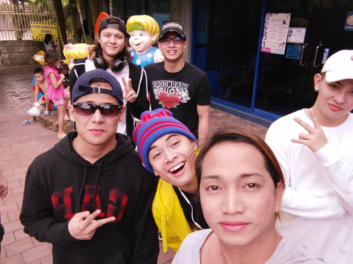 WennMagallanes's tweet photo. Hey Dodoy!! Wazzzuppp...Yow! Char!
Thank You for Everything! More foods to come.hihi..
Mahal ka namin!

 (Short message lang!baka mali grammar ko pag mahabang english e.haha)

@boyband_russell

#Happy21stBdayRUSSELL https://t.co/s6RjAngEN4