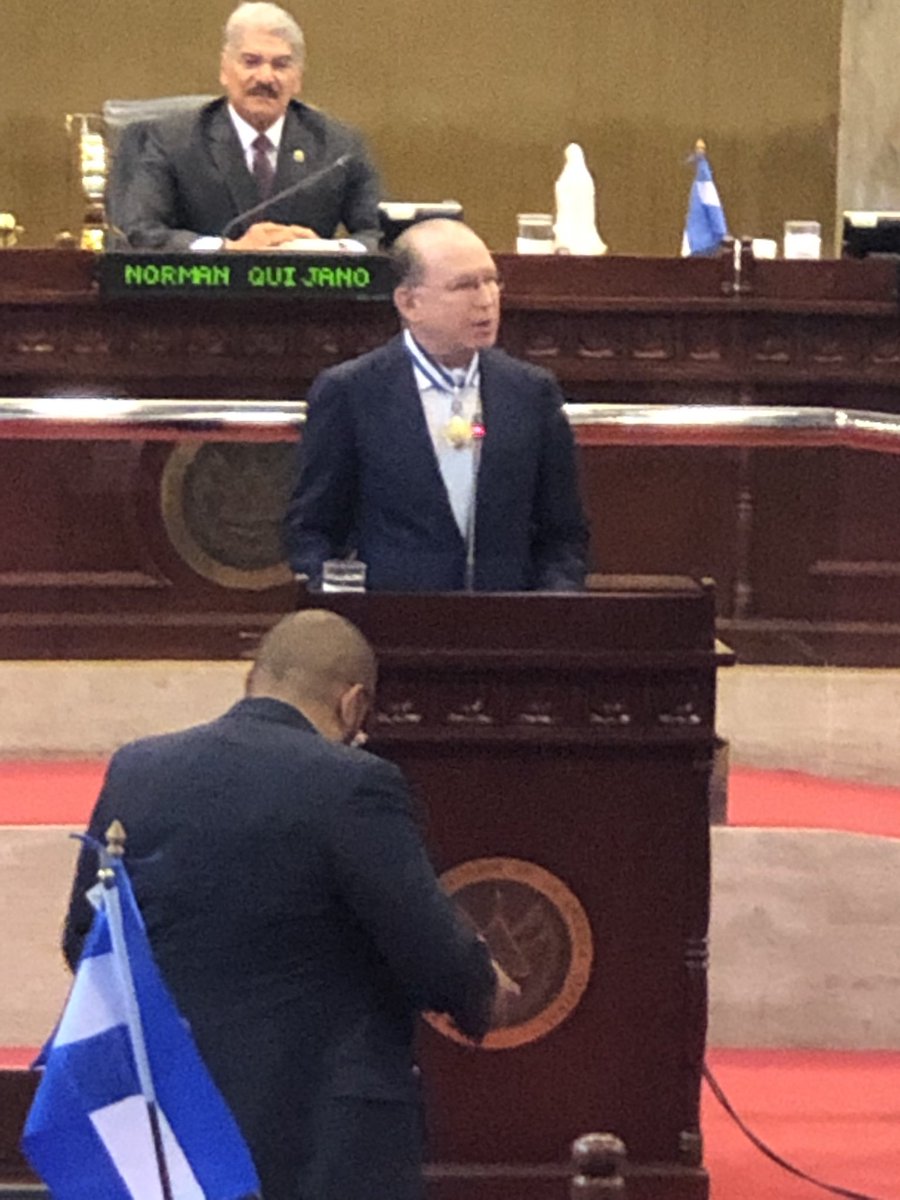 Felicidades papá por este merecido reconocimiento!

Asamblea Legislativa condecora este día a don Ricardo  Poma con la Orden al Mérito 5 de Noviembre 1811, Próceres de la Independencia Patria, la cual es la distinción más importante que entregan los parlamentarios.