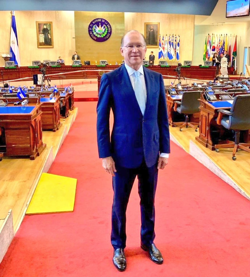 fernandopoma's tweet photo. Felicidades papá por este merecido reconocimiento!

Asamblea Legislativa condecora este día a don Ricardo  Poma con la Orden al Mérito 5 de Noviembre 1811, Próceres de la Independencia Patria, la cual es la distinción más importante que entregan los parlamentarios. https://t.co/xa8SkCofam