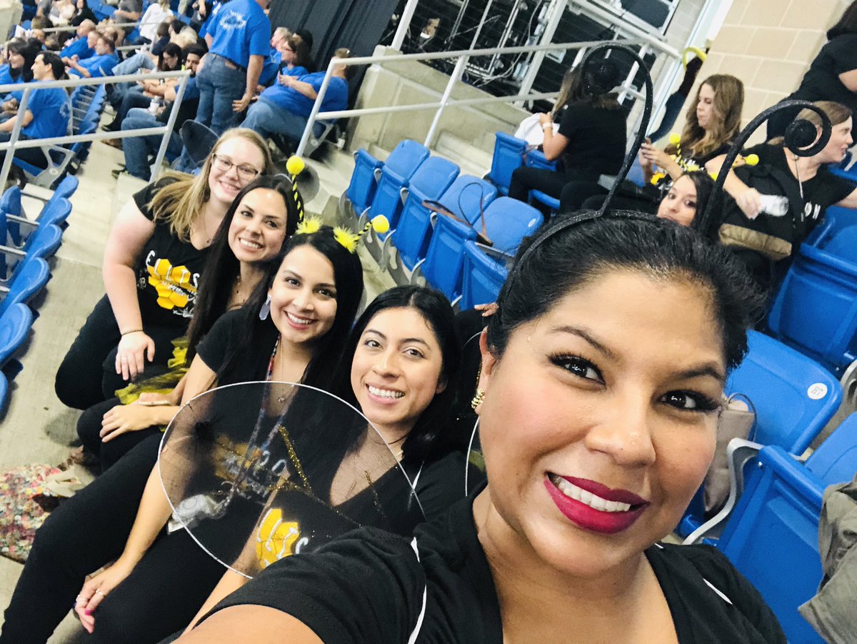 DeniseAlejos's tweet image. #convoselfie #belegendary Bees in the house #onehiveonepurpose
