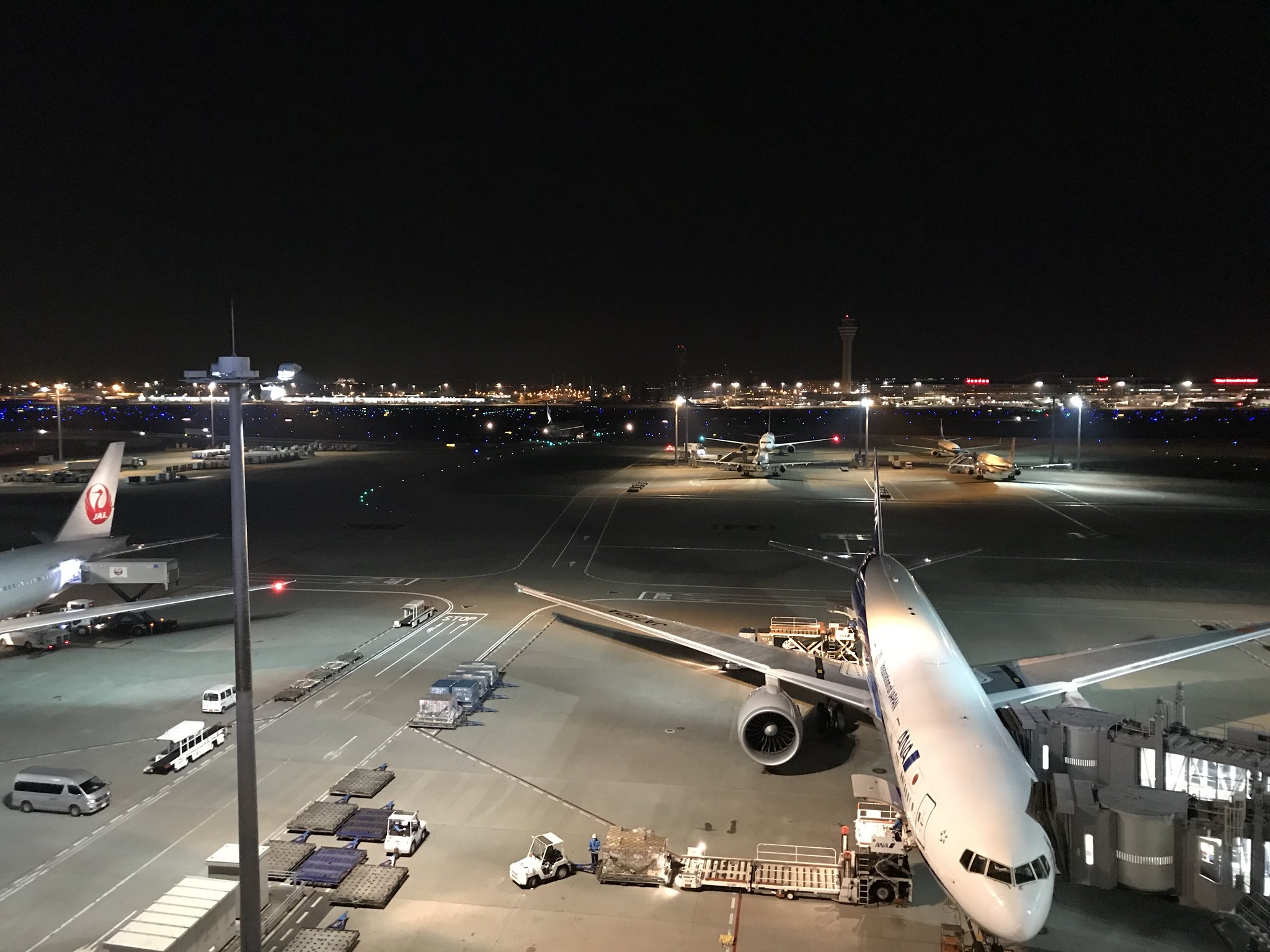 十河 翔 そごう しょう Sogo Sho 夏休み時期の 羽田空港 発着便が多いと 飛行機 と滑走路のライト光が乱反射して いつも以上に夜景が綺麗です この時期の発着利用者数 1500万人とのこと 乱反射 光 Light 綺麗 Beautiful 滑走路 夜景