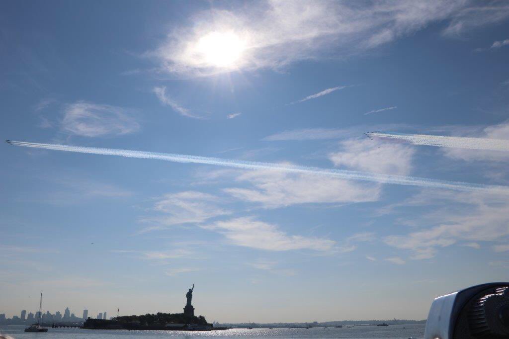anitabennison's tweet photo. How often do you get a #flyby like this over the #statueofliberty ? 😱🇺🇸 #afthunderbirds #redsparrows #blueangels missing https://t.co/X2nOe55fMg