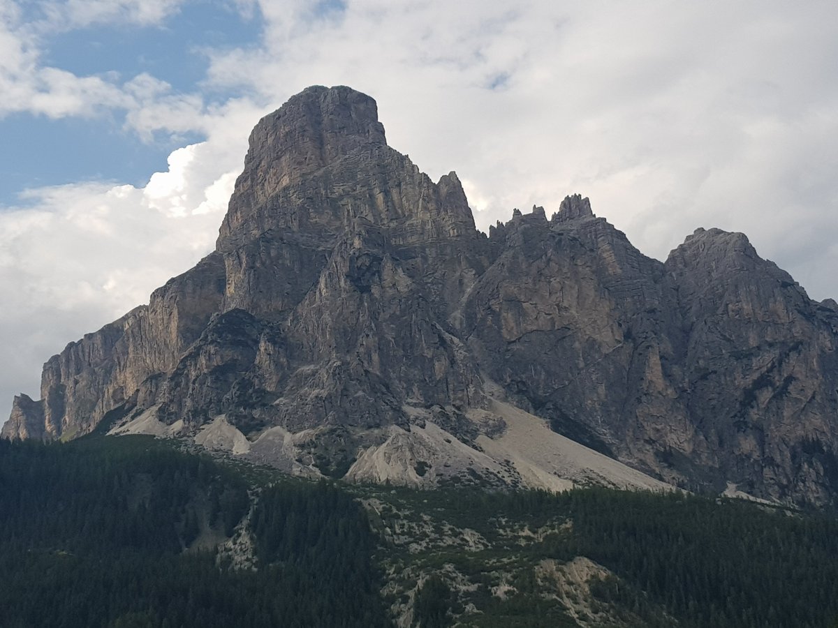 CottarelliCPI's tweet photo. "L'ultimo pezzo alle montagne 
Che lo fioriscano di rose e fior!"
Domani addio a Corvara.  Torno in pianura, ahimé ... https://t.co/VAB5htSfpo