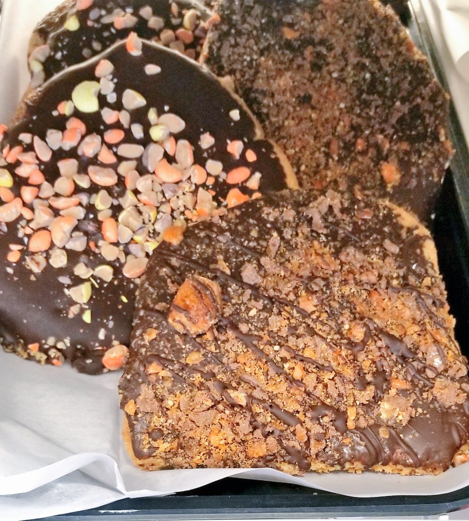 ConshyBakery's tweet photo. #NEW Candy cookies! Sugar cookies topped with a layer of chocolate & candy! π #yum #candycookies https://t.co/6uWOGHO840