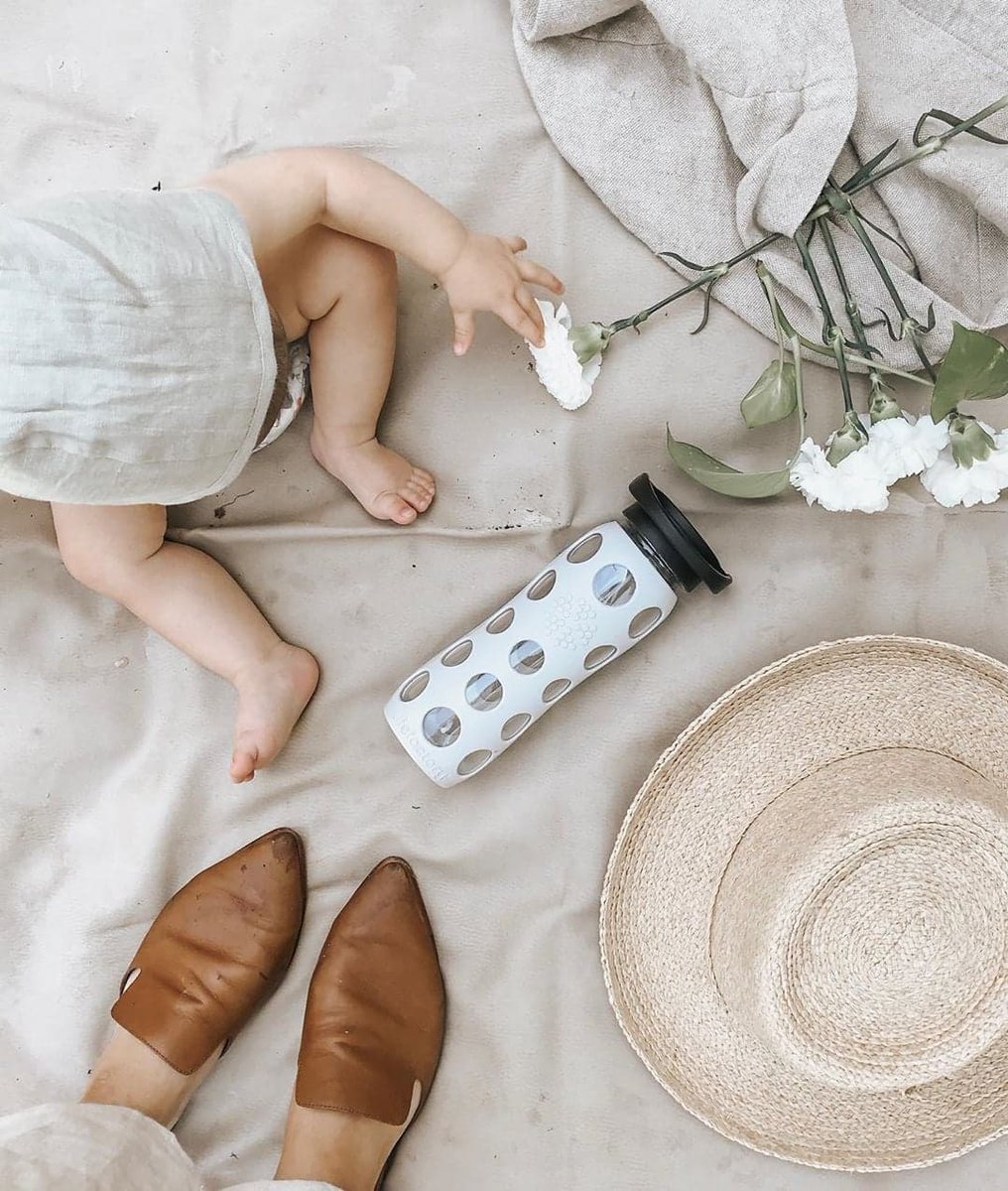 Lifefactory's tweet photo. Small steps, big impact. Let’s make single-use a thing of the past. #Lifefactory #GlassBottles #Hydration https://t.co/zEONp75jP5