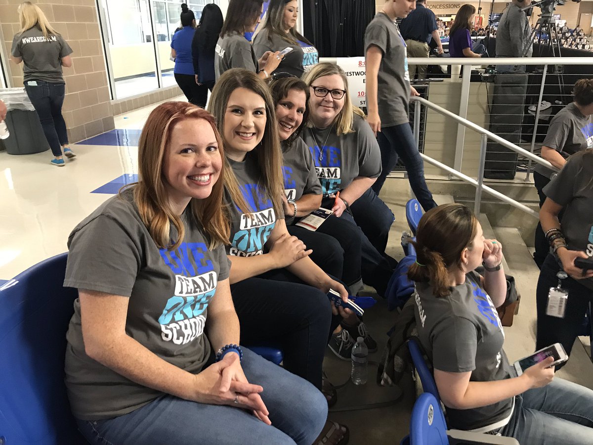 The whole team’s here!! <a href="/NISDGalm/">Galm Elem School</a> <a href="/NISD/">Northside ISD</a> #ConvoSelfie #wearegalm