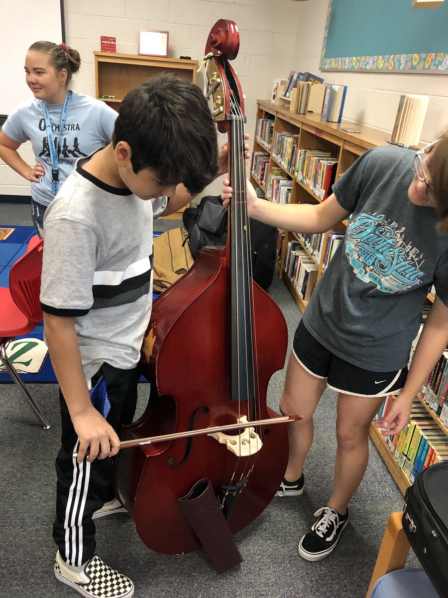 Northmen_Orch's tweet photo. Today a Few of OakPark orchestra students visited @Oakwood_Manor and the kids got to test out which instrument they want to play! 🎻 @Northmen_OPHS @NKCSchools  #ForTheFamily https://t.co/czcQT74OGM