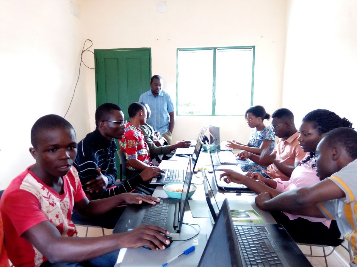It_kalamar's tweet photo. Mardi 20 août 2019 a eu lieu un Aaelier de #carteinnov dans les locaux de @It_kalamar. Les participants ont été formées à l'édition des données avec #mapcontrib et l'utilisation de leafletjs. #francophonie. https://t.co/ApCVpL0yuC