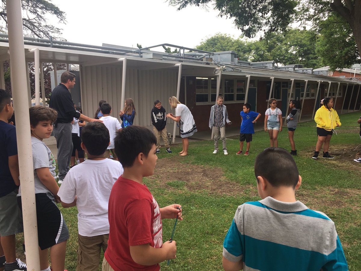 LaurelFielding's tweet photo. @ChaseTigers 4th graders using improv to build community. Happy kids engaged in healthy relationships! #youbelongcv https://t.co/mL2oEuoKHd