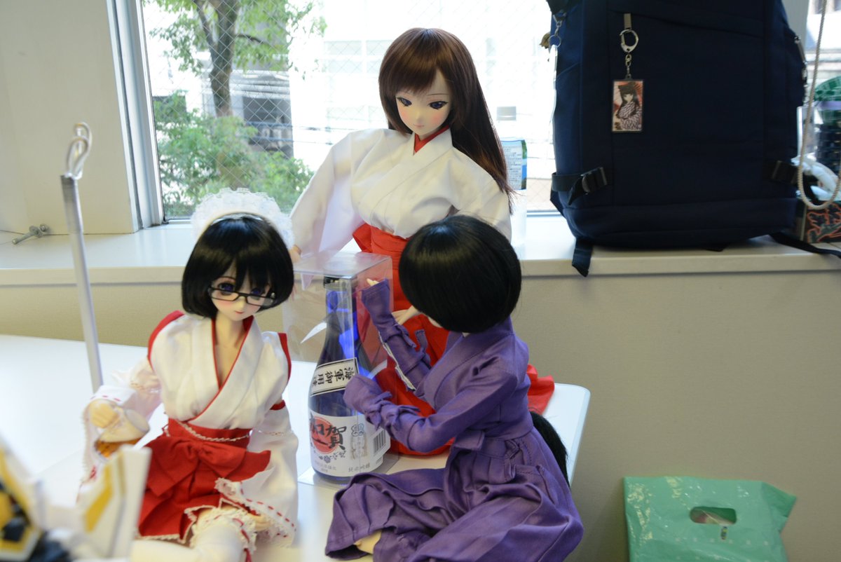 Miko_Teruya's tweet photo. #DOF06 ただのオフ会には興味ありません(笑) カオス①
①荒ぶる大佐殿のところのイケメン氏www。
②逆さ吊りこと、ドール暖簾。完全に恒例行事となり、治具を作った方まで(笑)。なんちゅう文化や。(これ位やらんと面白くない)
➂RIM様から頂いたお酒は皆で頂きますよ。ここからが本番です(笑)。 https://t.co/IBHVznHZWk