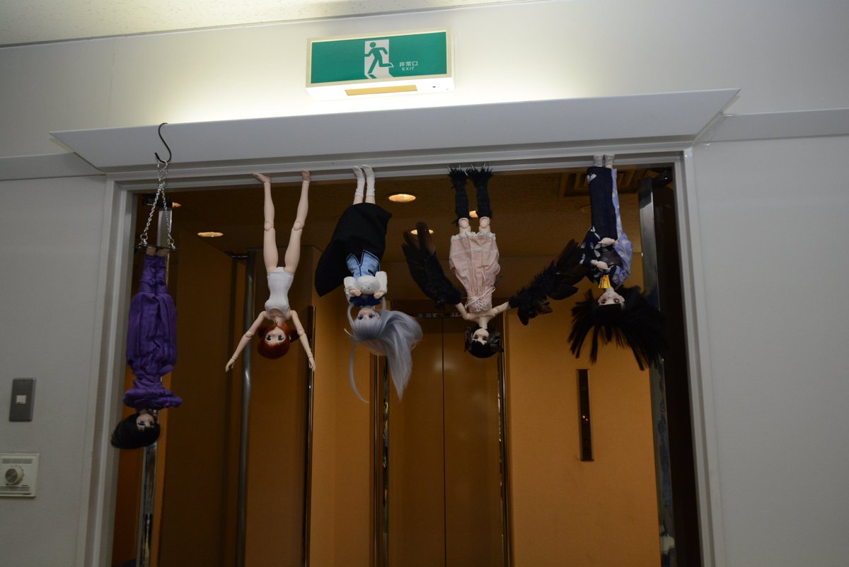 Miko_Teruya's tweet photo. #DOF06 ただのオフ会には興味ありません(笑) カオス①
①荒ぶる大佐殿のところのイケメン氏www。
②逆さ吊りこと、ドール暖簾。完全に恒例行事となり、治具を作った方まで(笑)。なんちゅう文化や。(これ位やらんと面白くない)
➂RIM様から頂いたお酒は皆で頂きますよ。ここからが本番です(笑)。 https://t.co/IBHVznHZWk