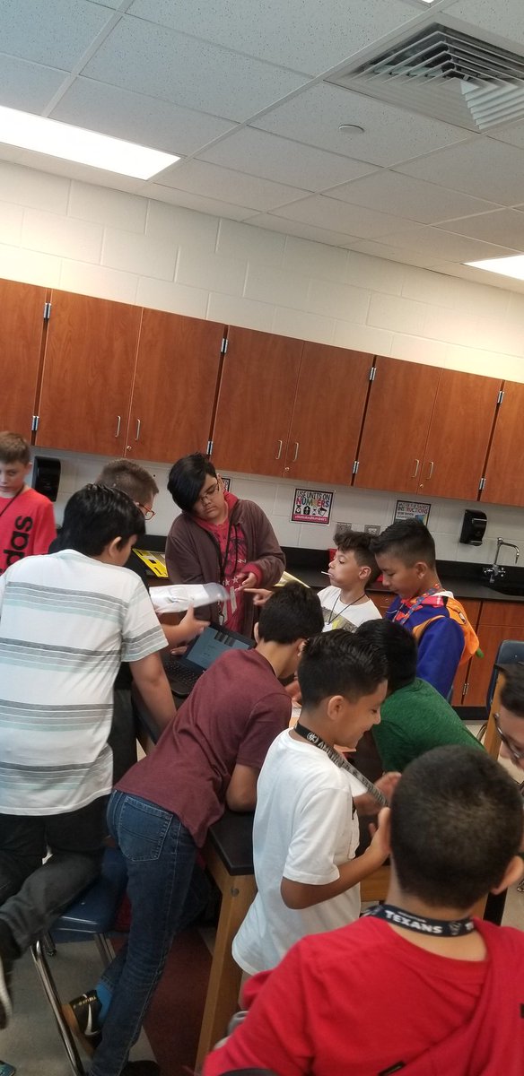 LacreashaMealey's tweet photo. Teamwork.  Helping each other escape the room!  #keslerscience #FromHereAnythingIsPossible #BISDpride https://t.co/AaqFSaq069