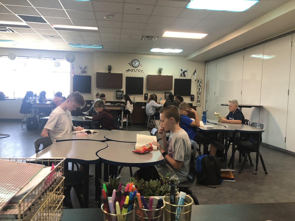 swanzyscience's tweet photo. ROARin’ in advisory! @LeoAdamsMS @leoadamslibrary https://t.co/vbouqALQmX