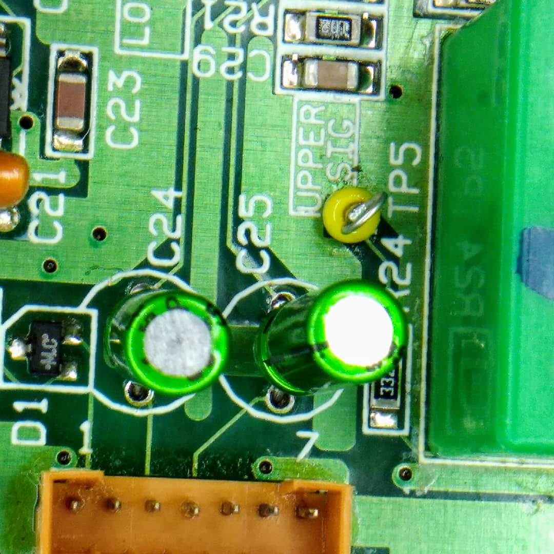 the_jarrian's tweet photo. Today, changing bi-polar condensator on Roland D-50, I use Nichicon's up-grade audio is the result is magic without deforming the unique grain of this synthesizer.
#RolandD50 #repair #linearsynthesizer #SPLdoctorsynth https://t.co/OqNJ0XQ3ye