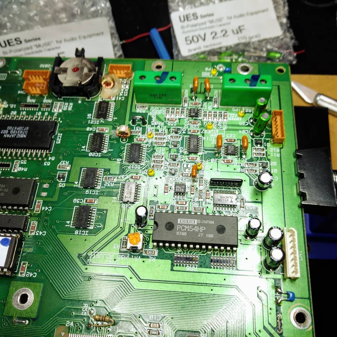 the_jarrian's tweet photo. Today, changing bi-polar condensator on Roland D-50, I use Nichicon's up-grade audio is the result is magic without deforming the unique grain of this synthesizer.
#RolandD50 #repair #linearsynthesizer #SPLdoctorsynth https://t.co/OqNJ0XQ3ye